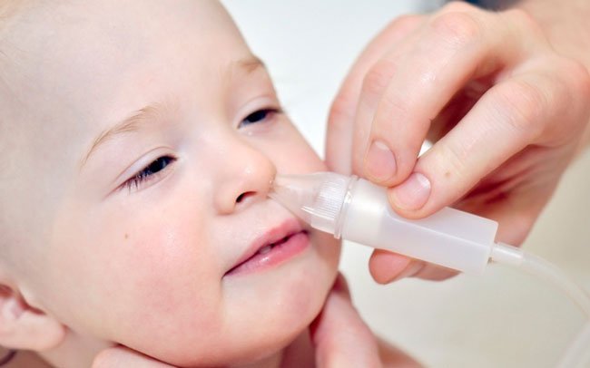 Как правильно очищать нос грудному ребенку